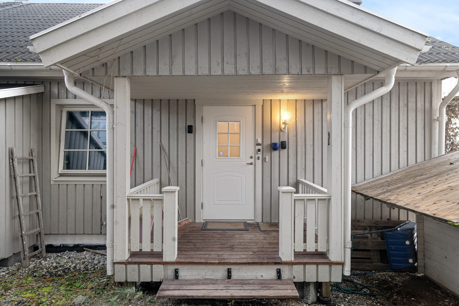 Pent opparbeidet inngangsparti med overbygg.