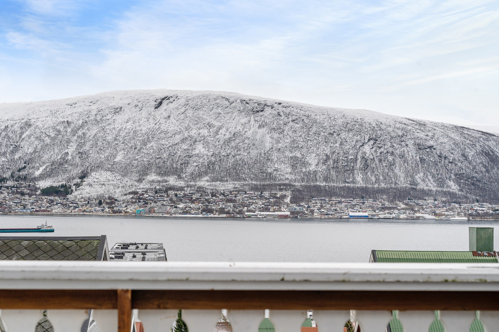 Fantastisk utsikt utover fjorden over mot fastlandet.