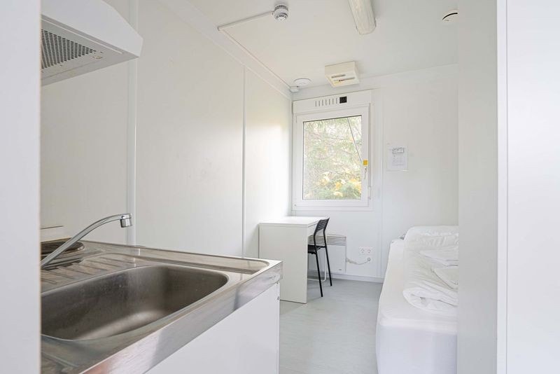 Formannshybel med minikjøkken, garderobe, seng, pult med stol Galleribilde