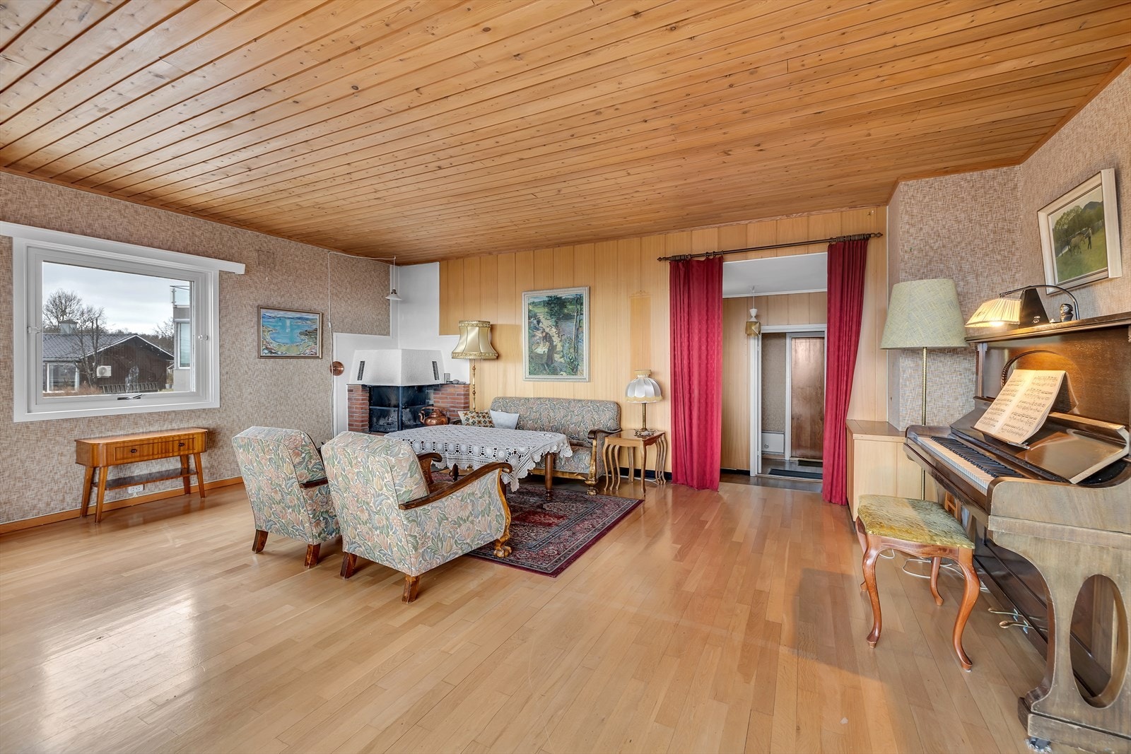 Romslig stue med flere soner. Galleribilde