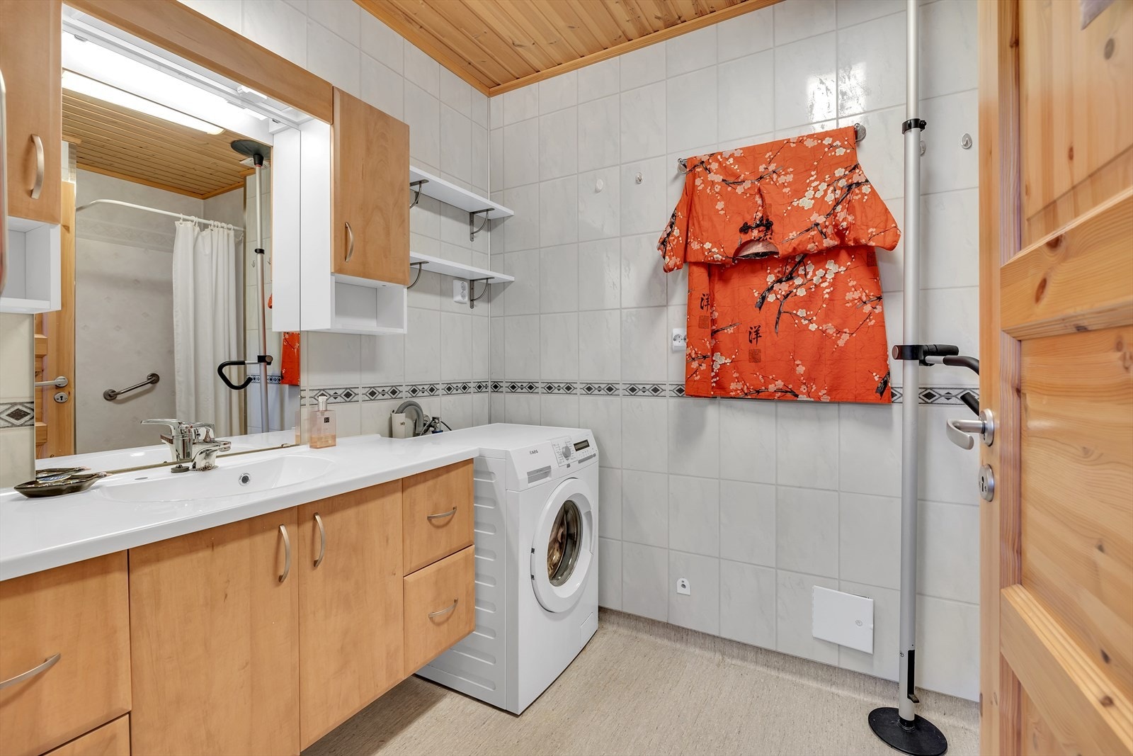 Bad i øverste plan. Galleribilde