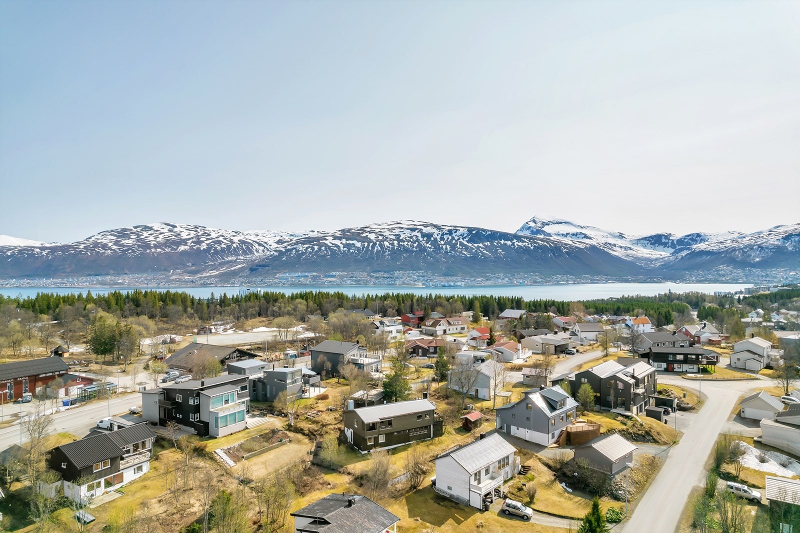 Eiendommen som har en romslig tomt med stort potensiale ligger på en høyde i et etablert boligområde. Galleribilde