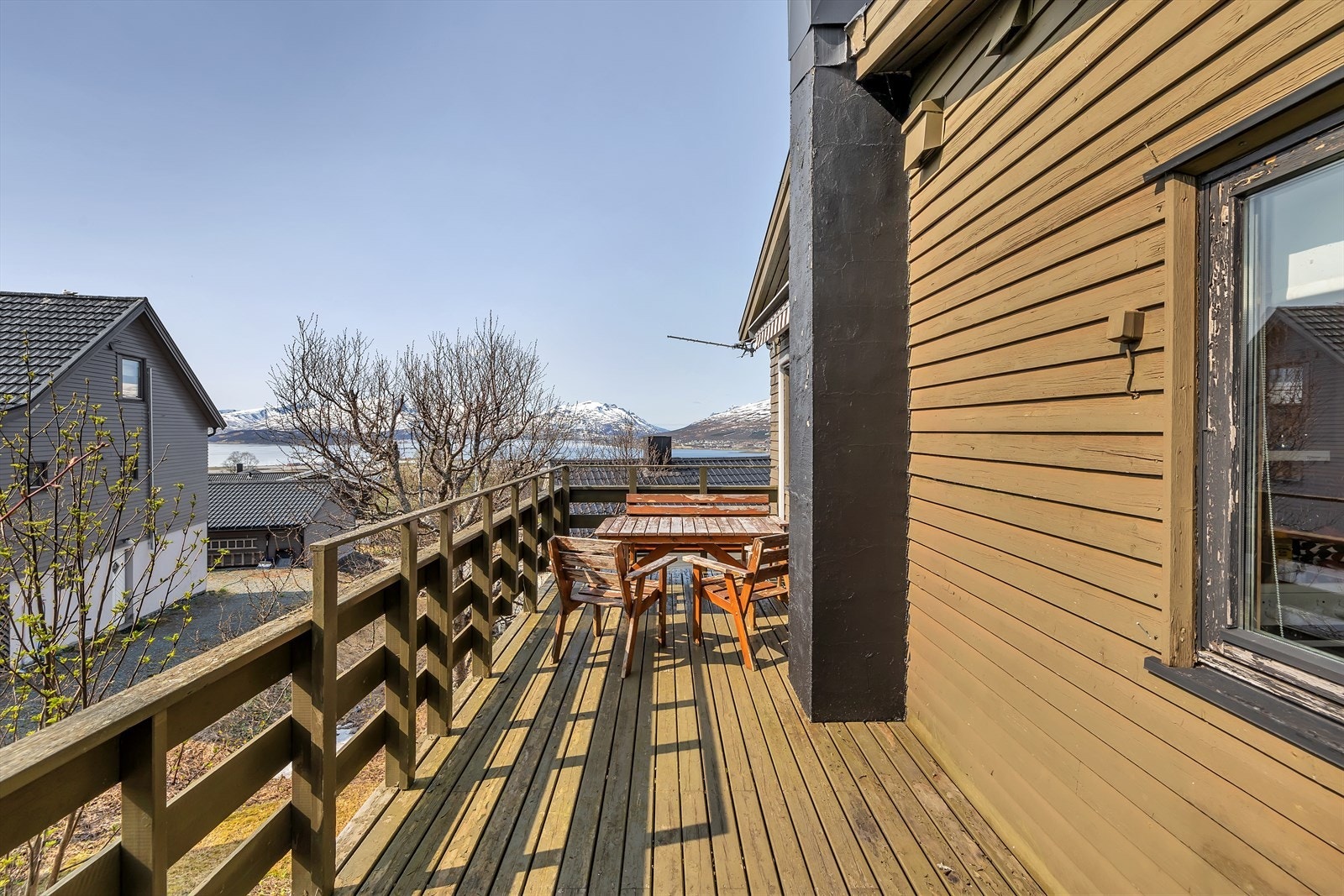 Sørvendt balkong med utgang fra spisestue. Her er det gode solforhold og en nydelig utsikt. Galleribilde