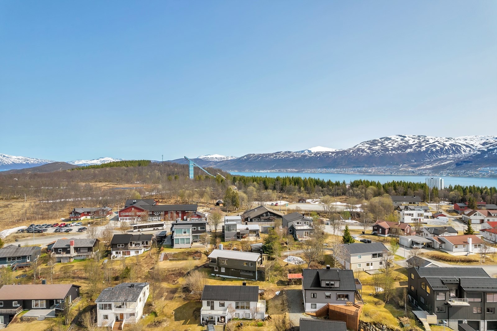 Kort vei til turområder og lysløype. Galleribilde