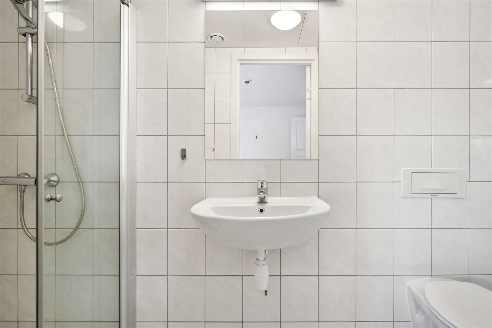 Baderommet er innredet med dusj. vegghengt toalett -og vask. Galleribilde