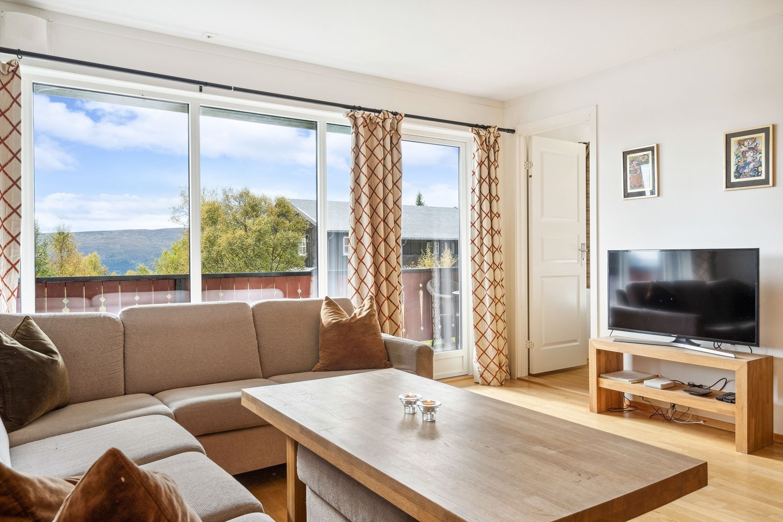 Adkomst ut til terrassen fra stuen. Galleribilde