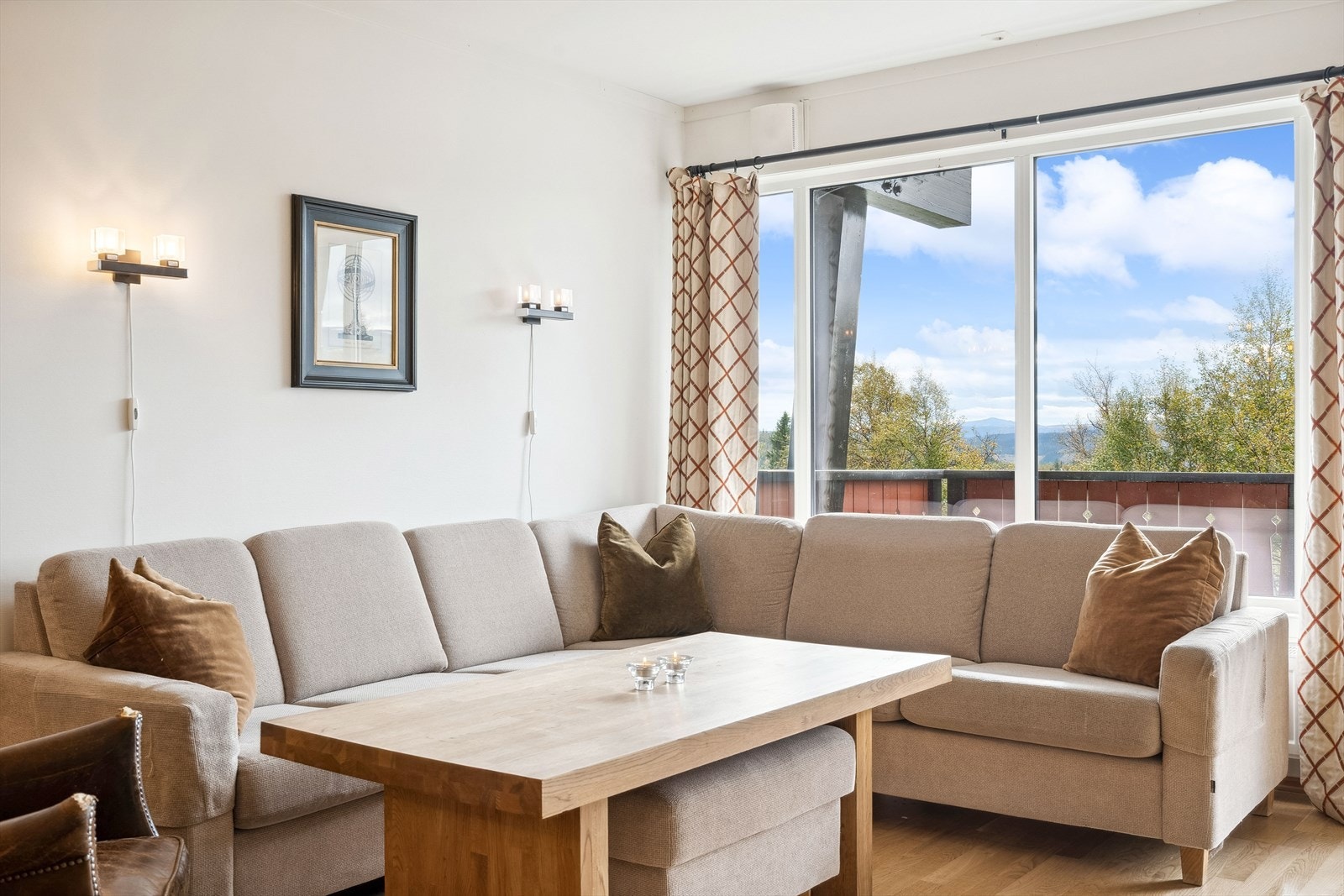Store vindusoverflater som slipper inn rikelig med lys. Galleribilde