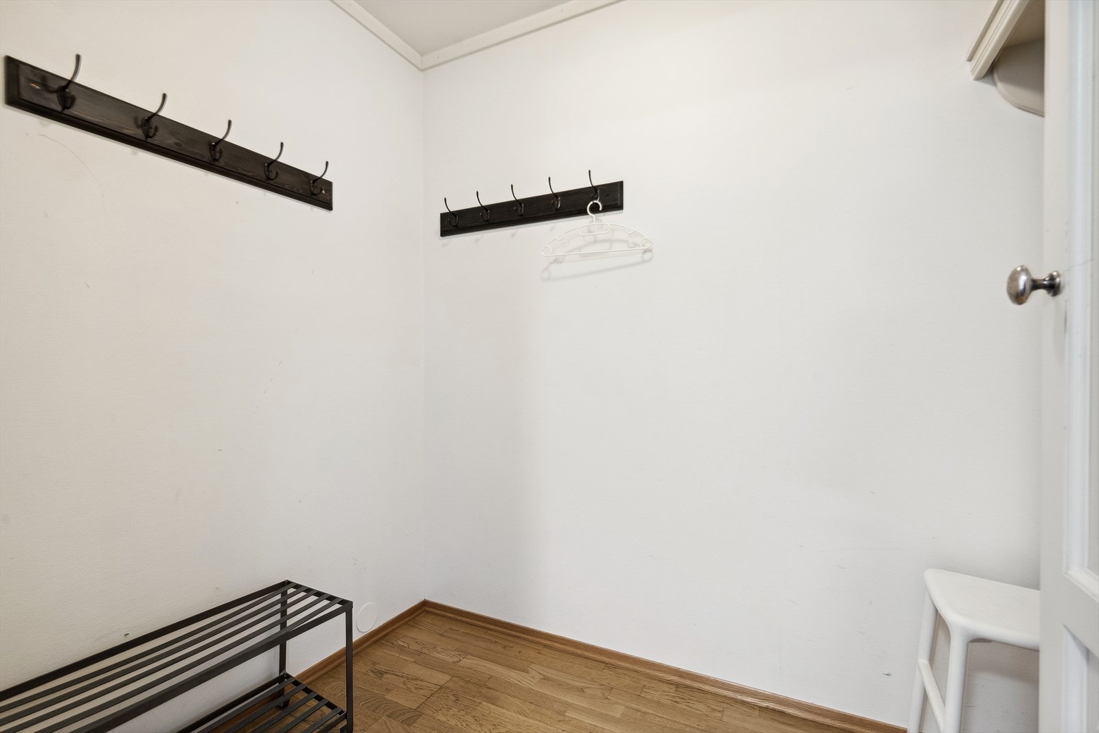 Plassbygd garderobeløsning, og knagger. Galleribilde