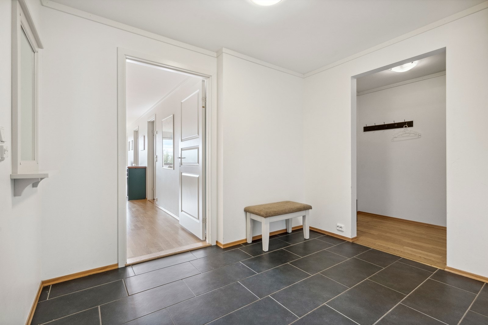 Stor entré, med gode oppbevaringsmuligheter. Galleribilde