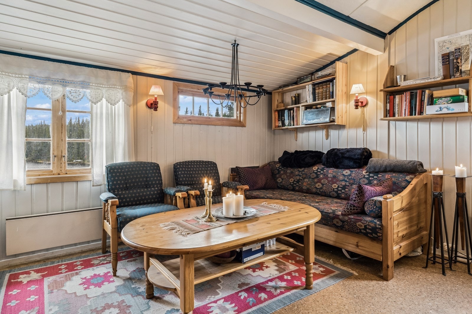 Fra stuen har man utsikt ned til vannet. Galleribilde