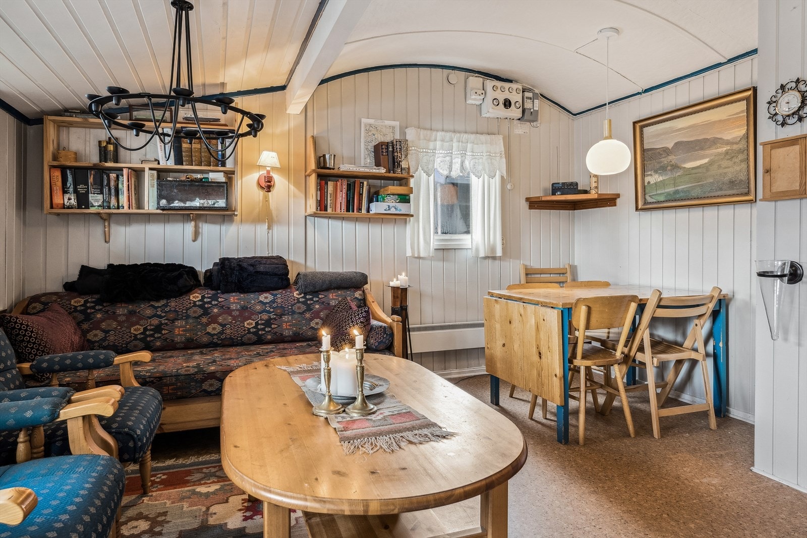 Stue innredet med sofa og spisebord. Galleribilde