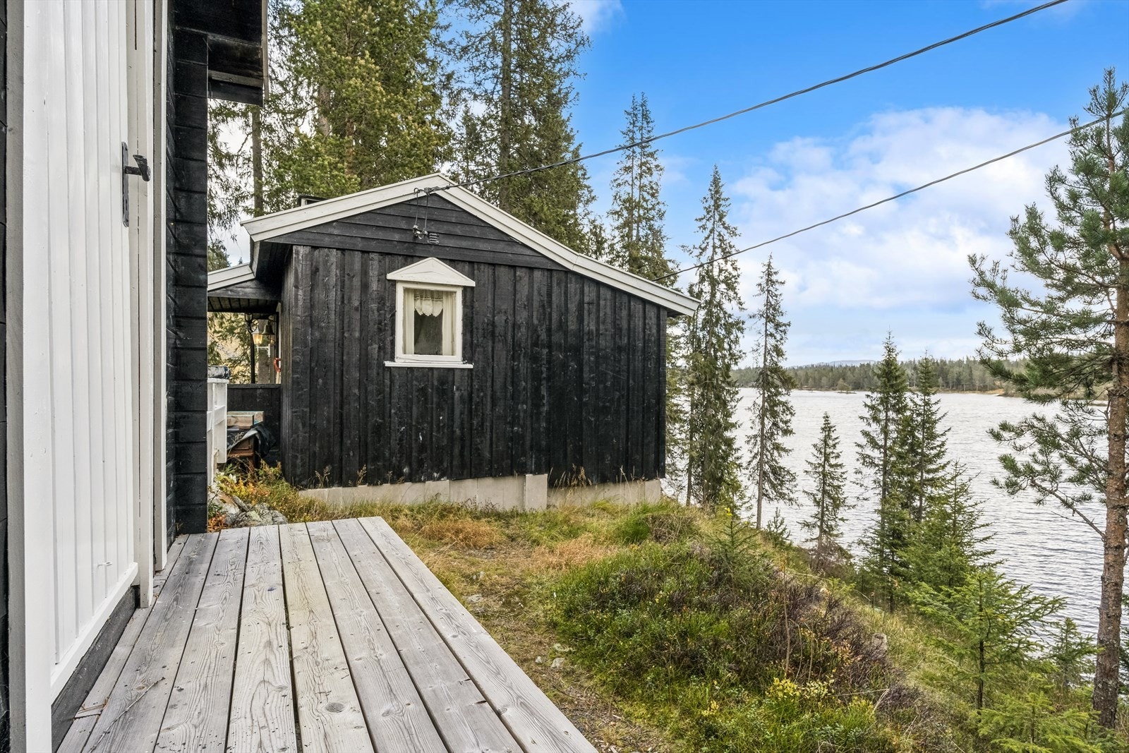 Eiendommen er beliggende på Tonsåsen. Fra eiendommen har man utsikt til Tonsvatnet. Galleribilde