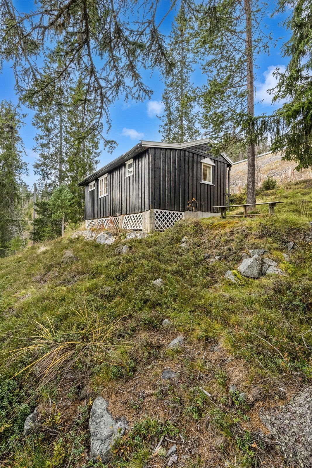 Enkel hytte med vedlikeholdsbehov. Gode rekreasjonsmuligheter sommer som vinter. Galleribilde