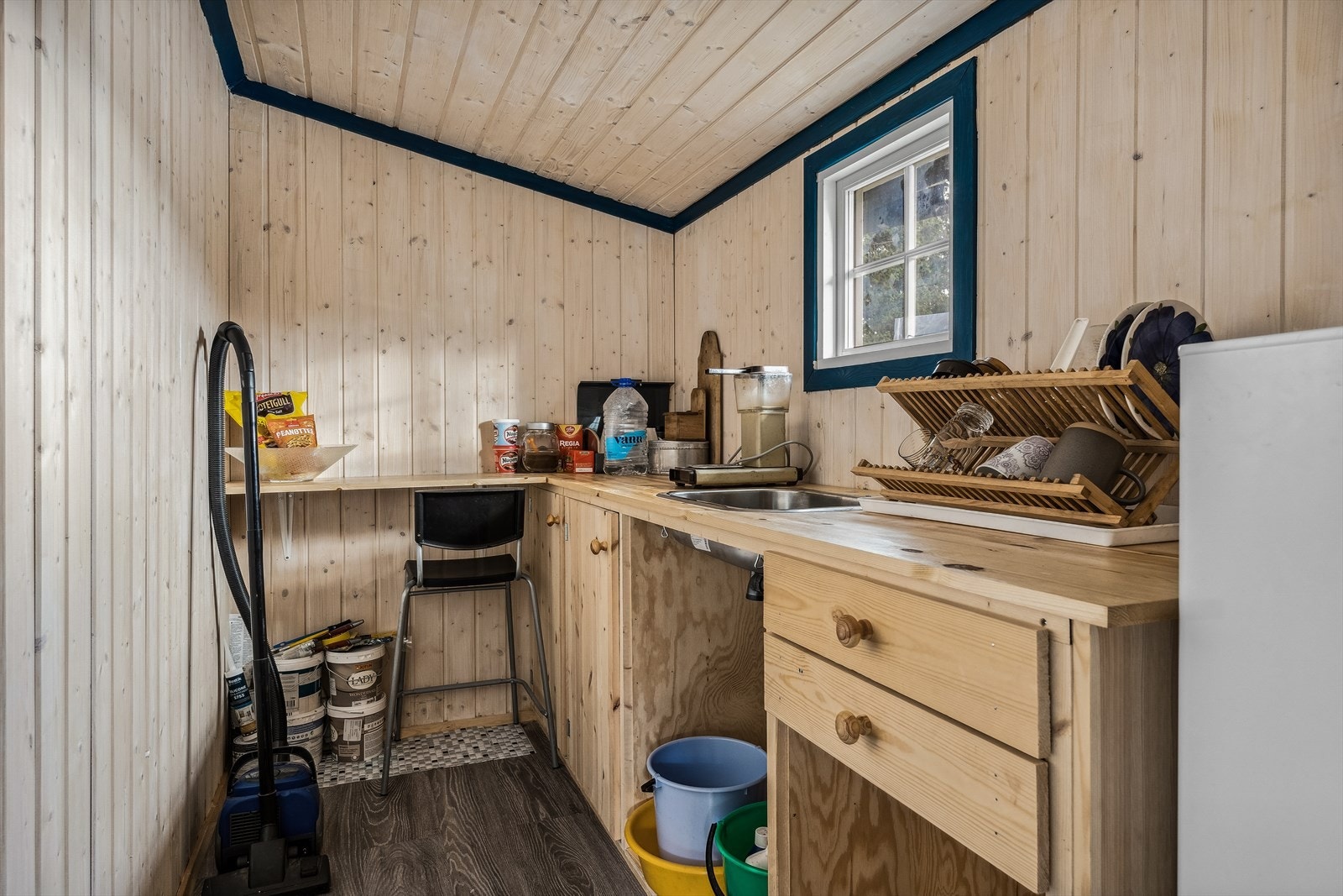 Kjøkkeninnredning med laminerte skrog. Benkeplate i heltre. Glatte fronter. Kjøkkenkum. Galleribilde