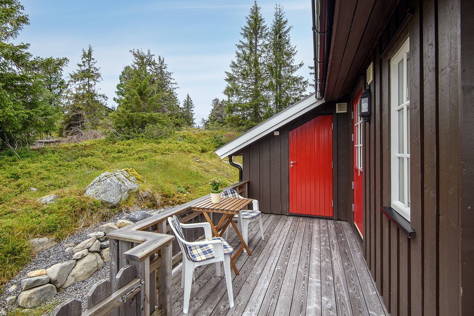Inngang til en romslig utebod i forbindelse med terrassen. Galleribilde