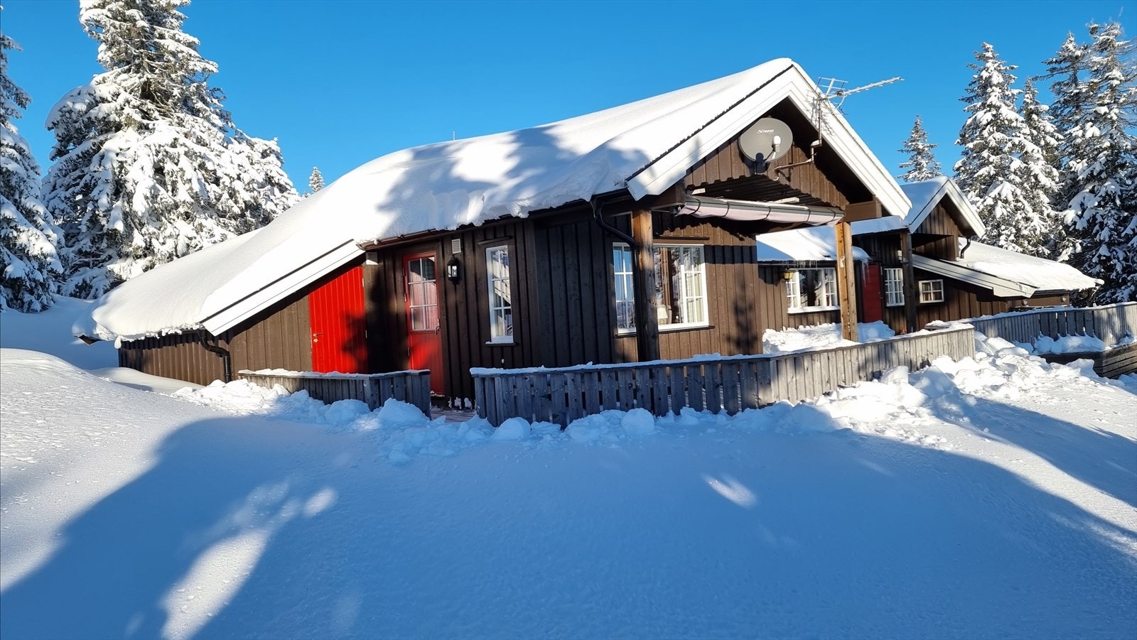 Snøen har kommet til fjells og vinteren er i gang for alvor. Denne hytta ligger "midt" i løypenettet på Sjusjøen og har meget barnevennlige omgivelser. Galleribilde