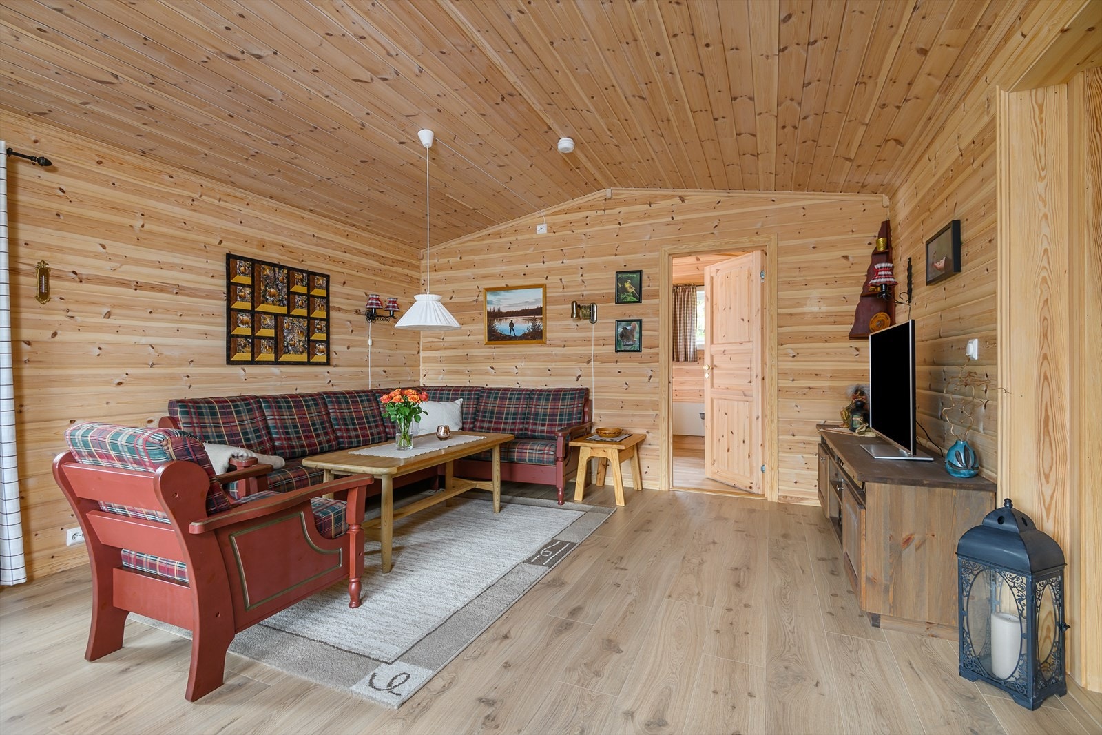 Denne delen av hytta er tilbygget i senere år og gjør at hytta har god oppholdsplass og er velegnet for en stor familie. Galleribilde