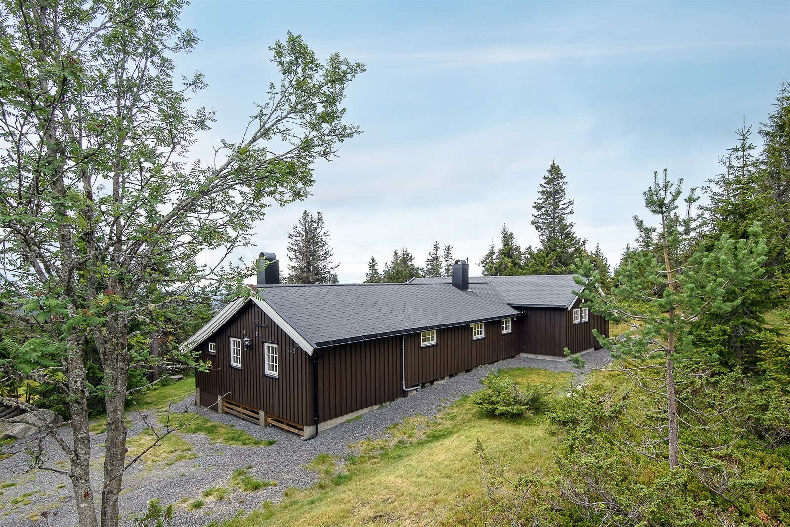 Gruset biloppstillingsplass og adkomst. Helårsvei, strøm og offentlig vann og avløp. Galleribilde