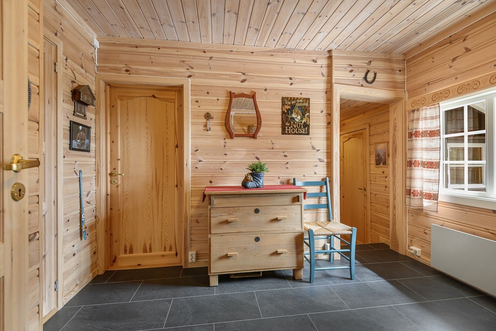 Romslig gang med muligheter til å plassere oppbevaringsmøbler. Galleribilde