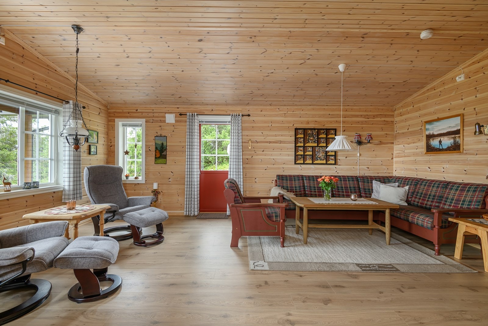 Utgang fra stua til terrassen og videre adkomst inn til stor bod. Galleribilde