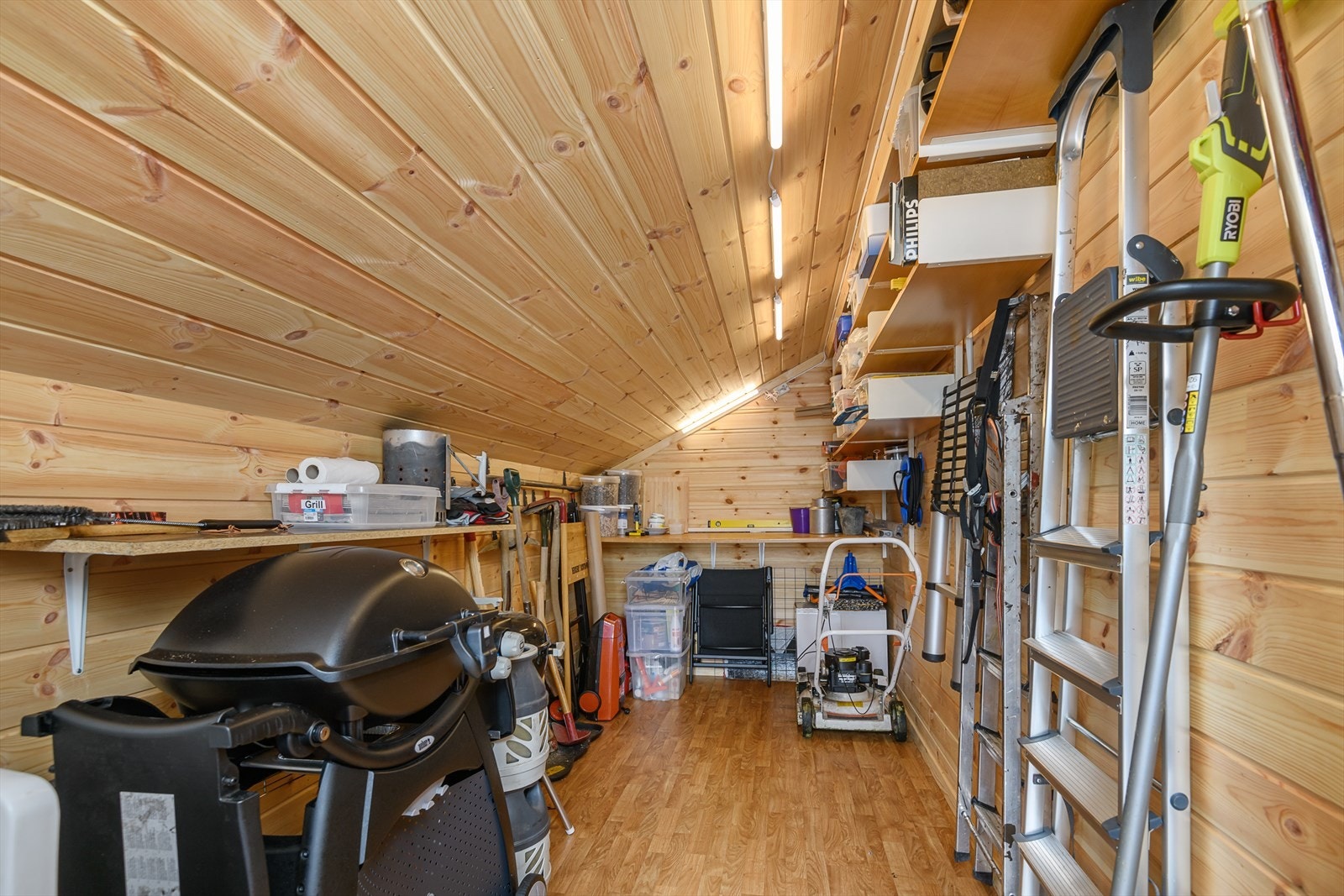 Stor og funksjonell bod for god oppbevaring av ski og utstyr. Galleribilde