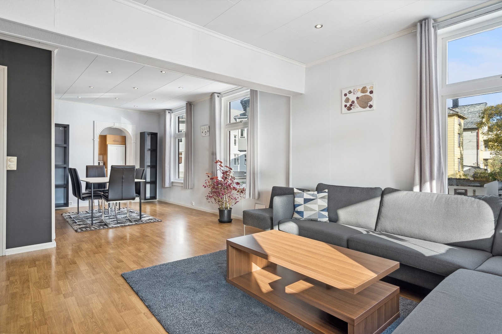 Stuen er av god størrelse med naturlige soner for både sofa- og spisegruppe. Galleribilde