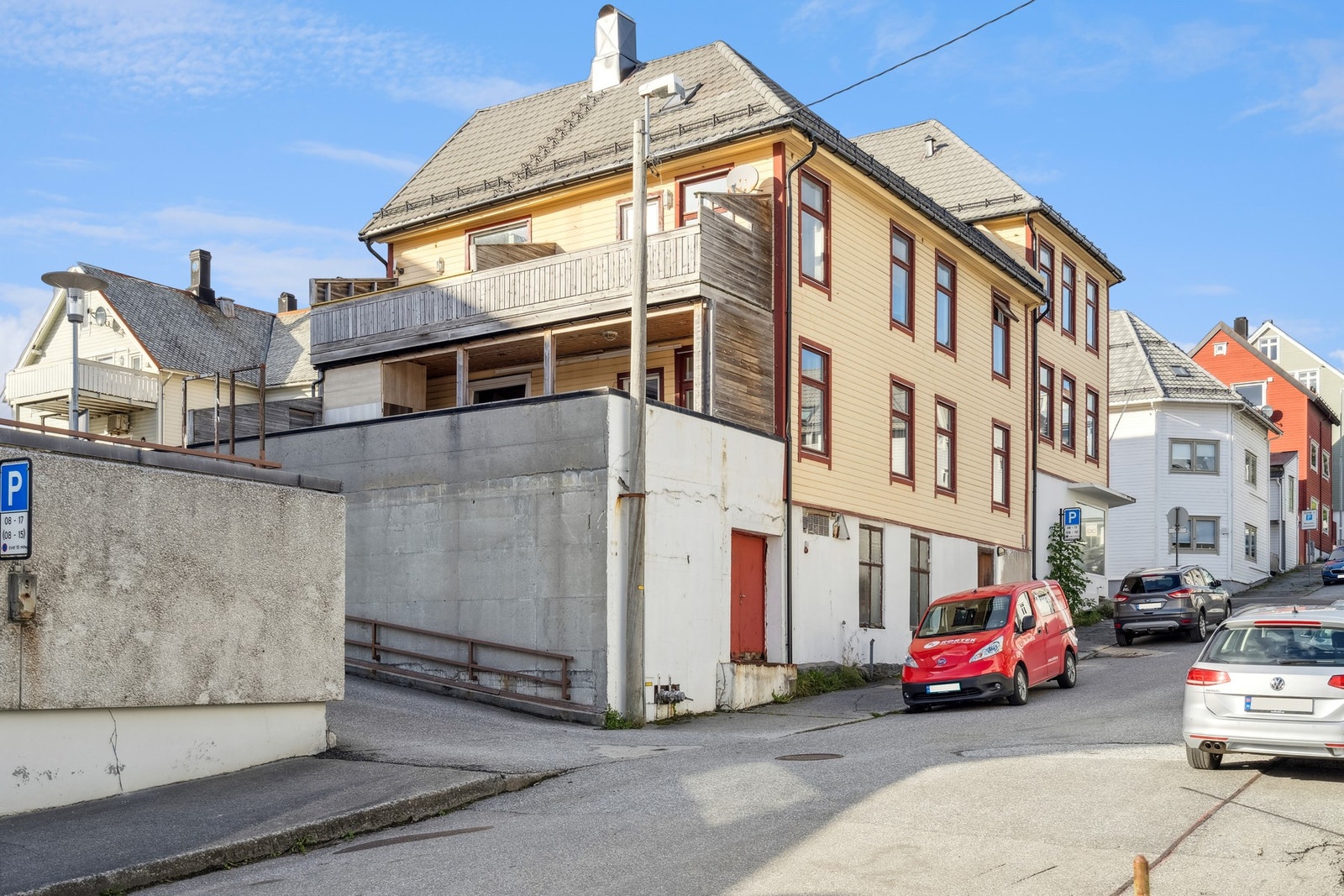 Leiligheten har sentral beliggenhet i Kirkegata noe vest for Ålesund sentrum. Galleribilde