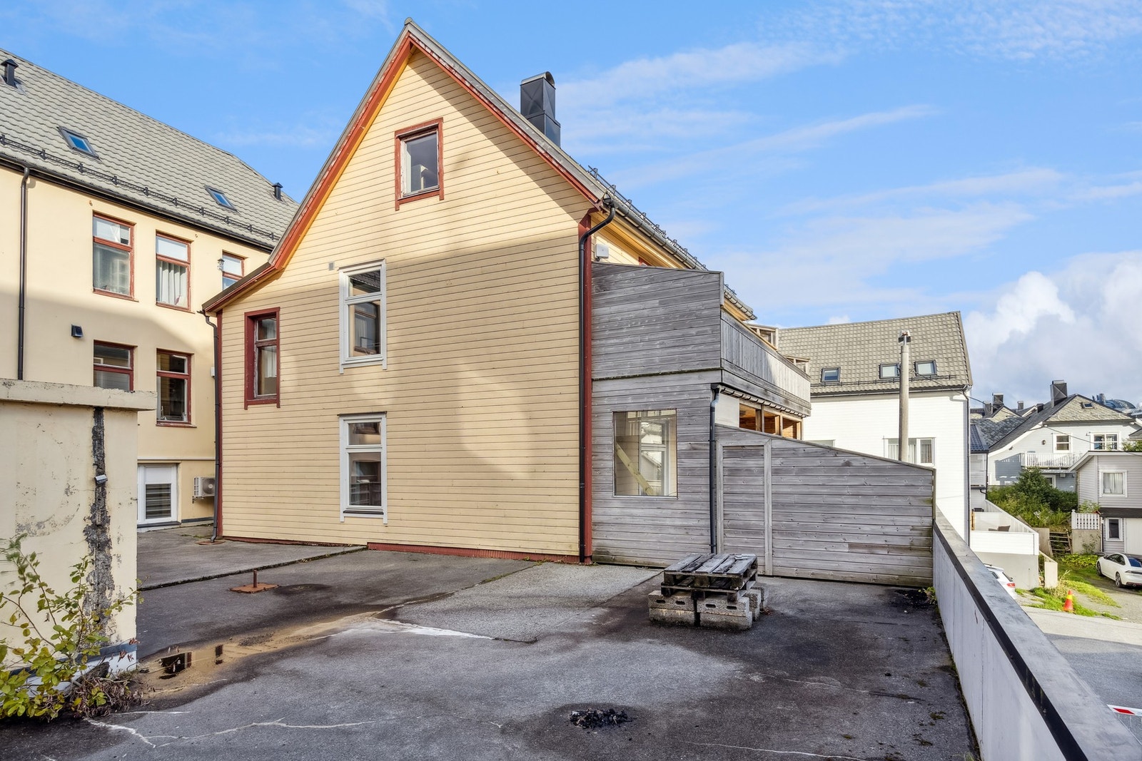 Nærområdet består av bolig og næringsbygg av forskjellig karakterer. Galleribilde