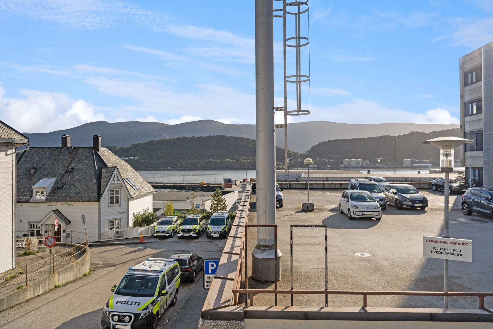 Gangavstand til sentrum hvor du også har busstasjon og hurtigbåt til Langevåg. Galleribilde