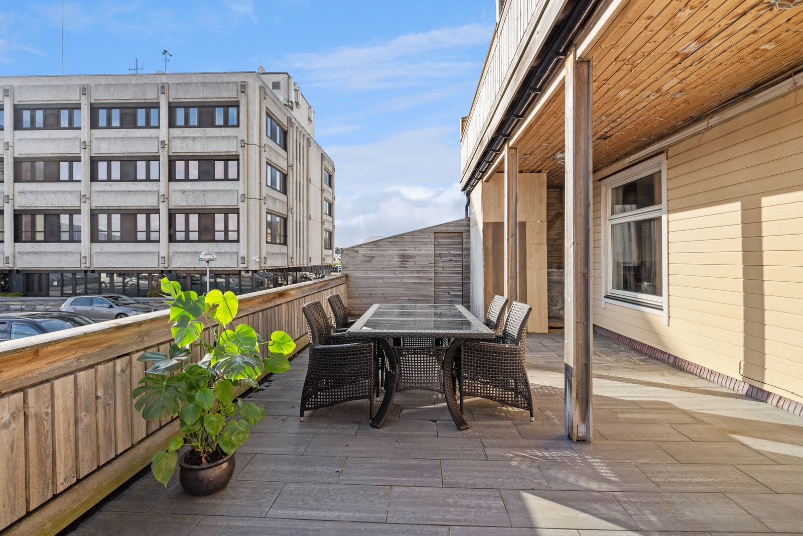 Terrassen har gode solforhold og nydelig utsikt. Galleribilde