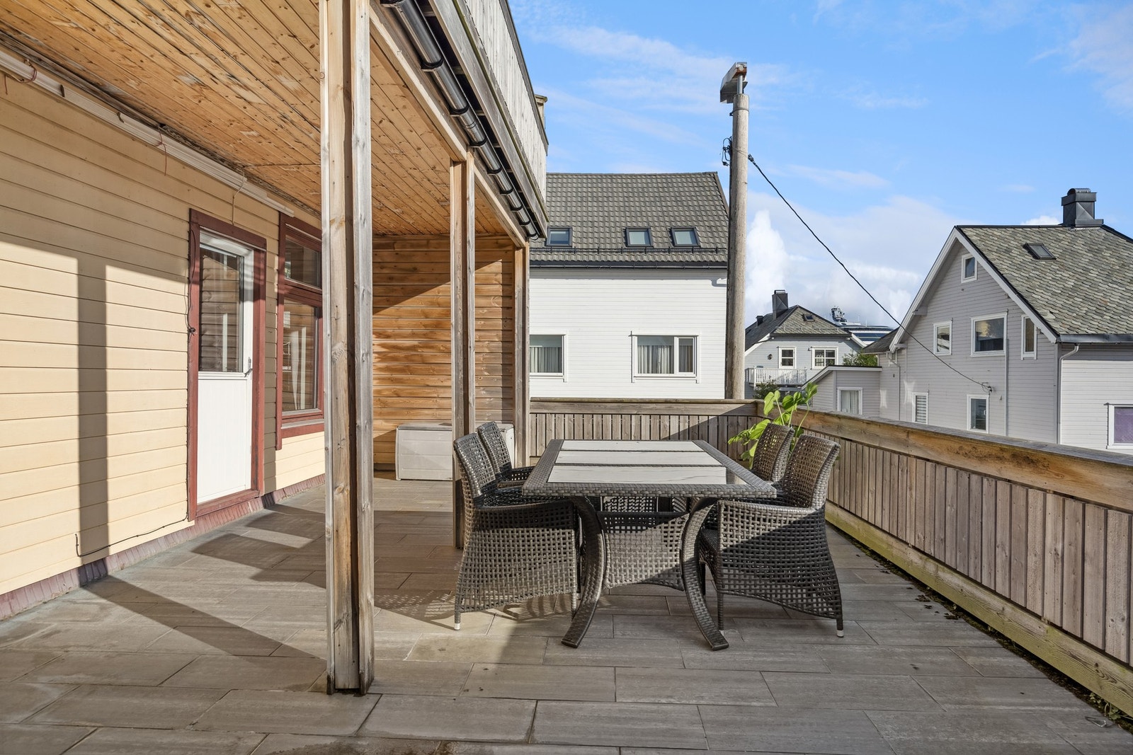 Leiligheten har en tillhørende terrasse med utgang fra stue på ca. 42 m². Galleribilde