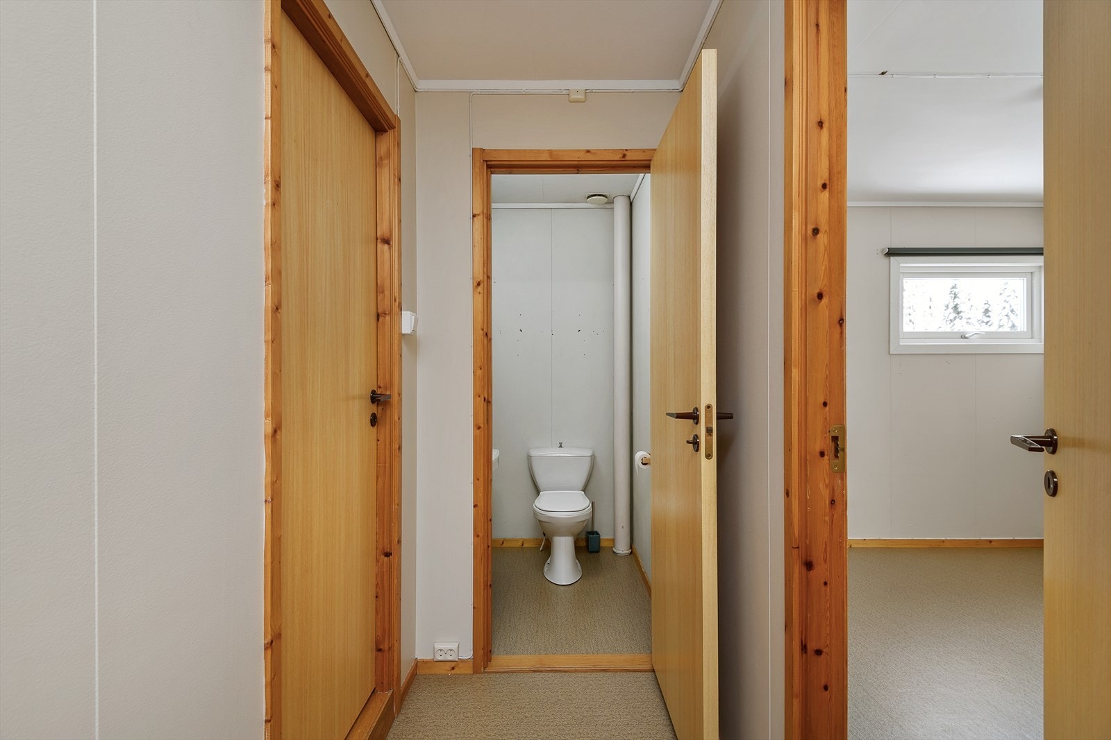 Separat WC-rom med enkel håndvask. Galleribilde