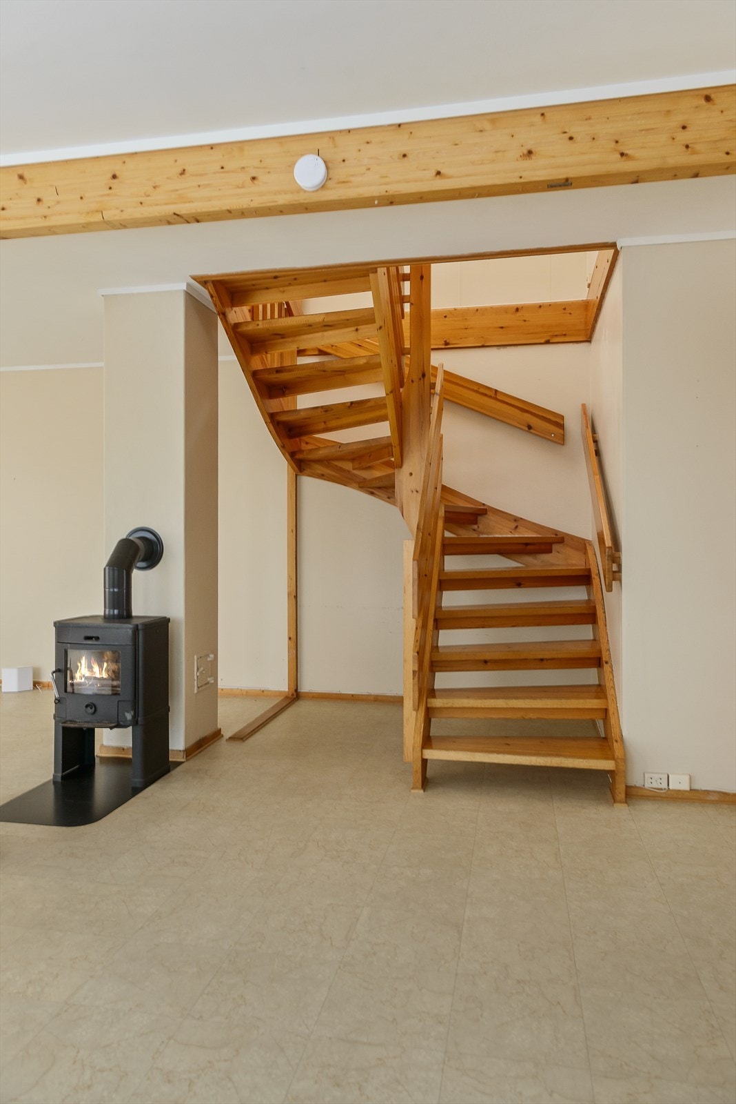 Trapp opp til 2.etasje. Noe lagringsmuligheter under trappa. Galleribilde