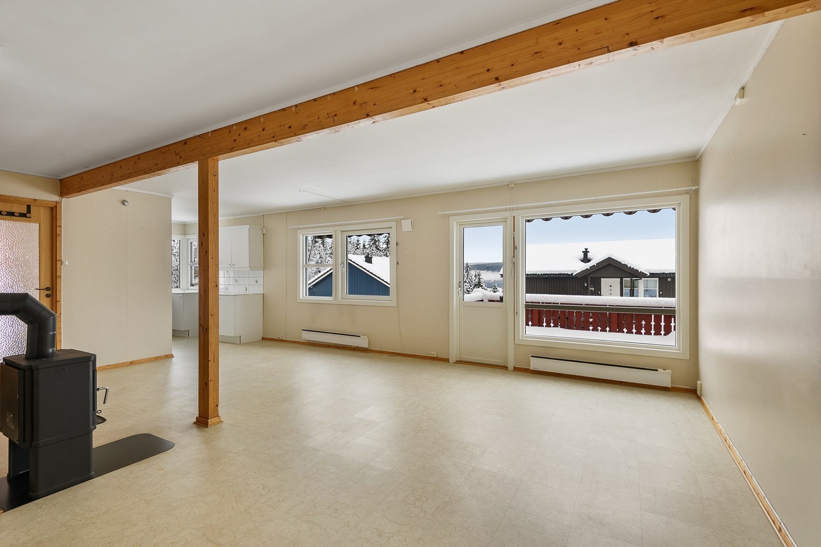 Store vindusflater som slipper godt med lys inn. Galleribilde
