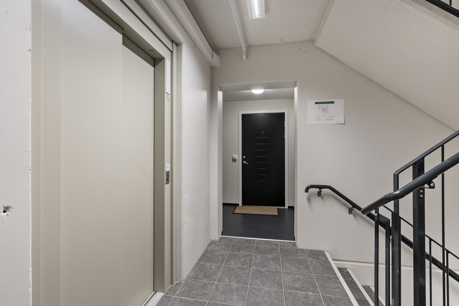 - Det er tørrskodd tilkomst via heis / felles trappeoppgang fra garasjeanlegget - Galleribilde