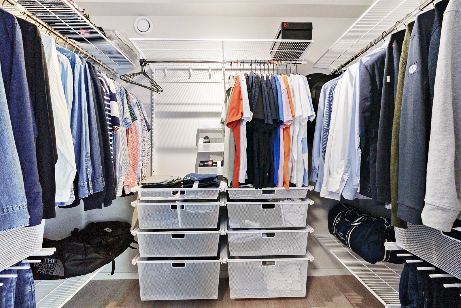 - Walk-in-garderobe med praktisk Elfa-system - Galleribilde