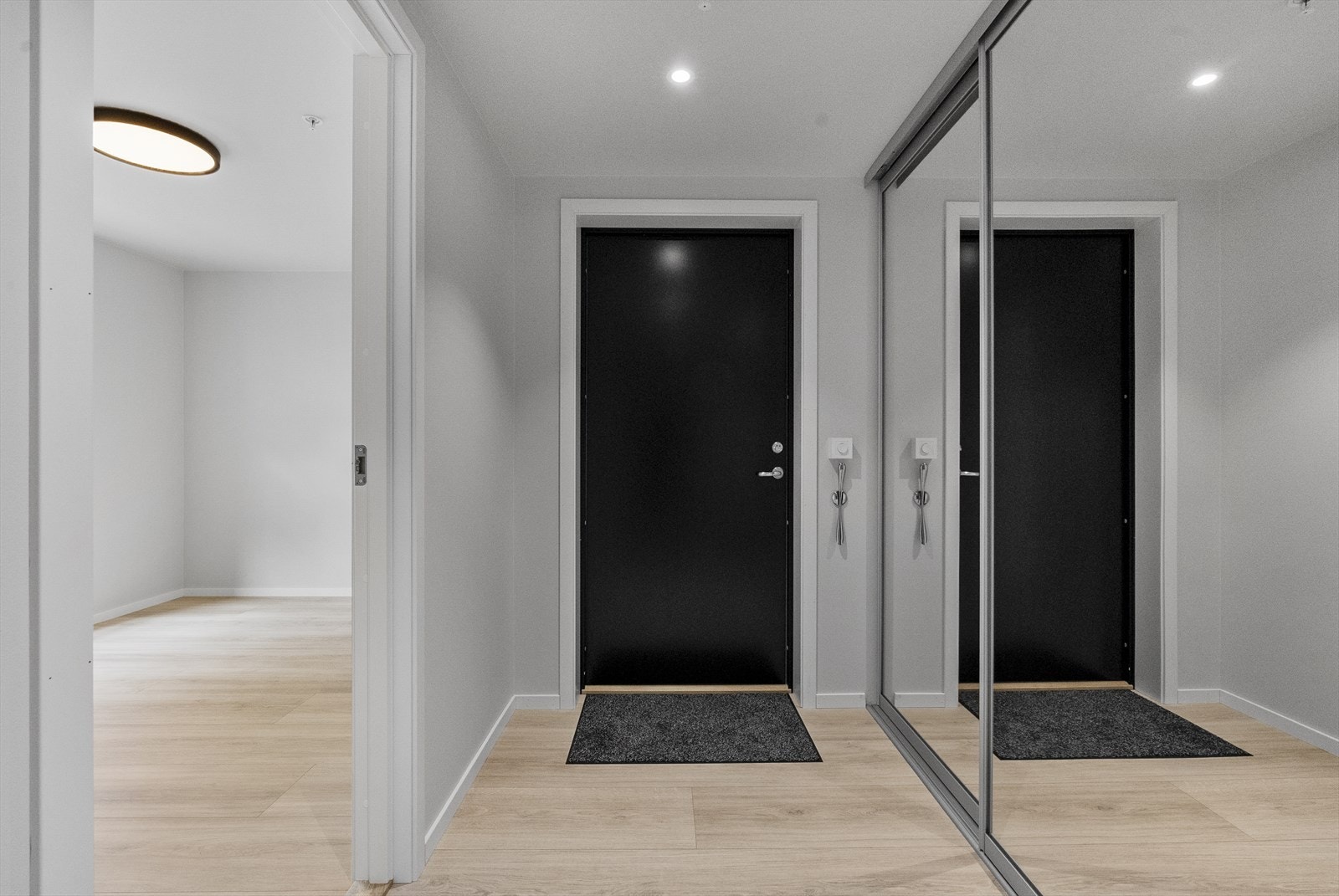 - Romslig gang med svært gode oppbevaringsmuligheter i skyvedørsgarderobe - Galleribilde