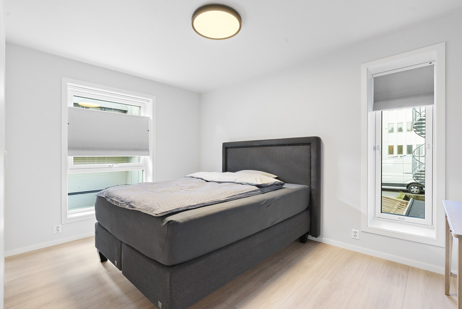 - Hovedsoverom med gode innredningsmuligheter. Det er walk-in-garderobe - Galleribilde