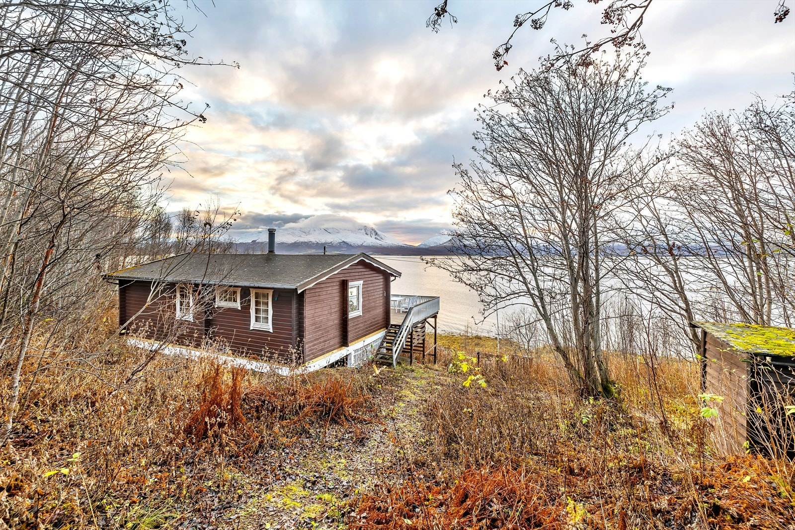 Hytten ligger flott plassert ved havet Galleribilde