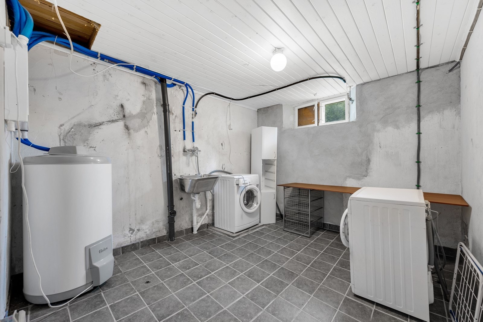 Stort vaskerom med enkel innredning. Boligen har nytt rør i rør anlegg. Galleribilde