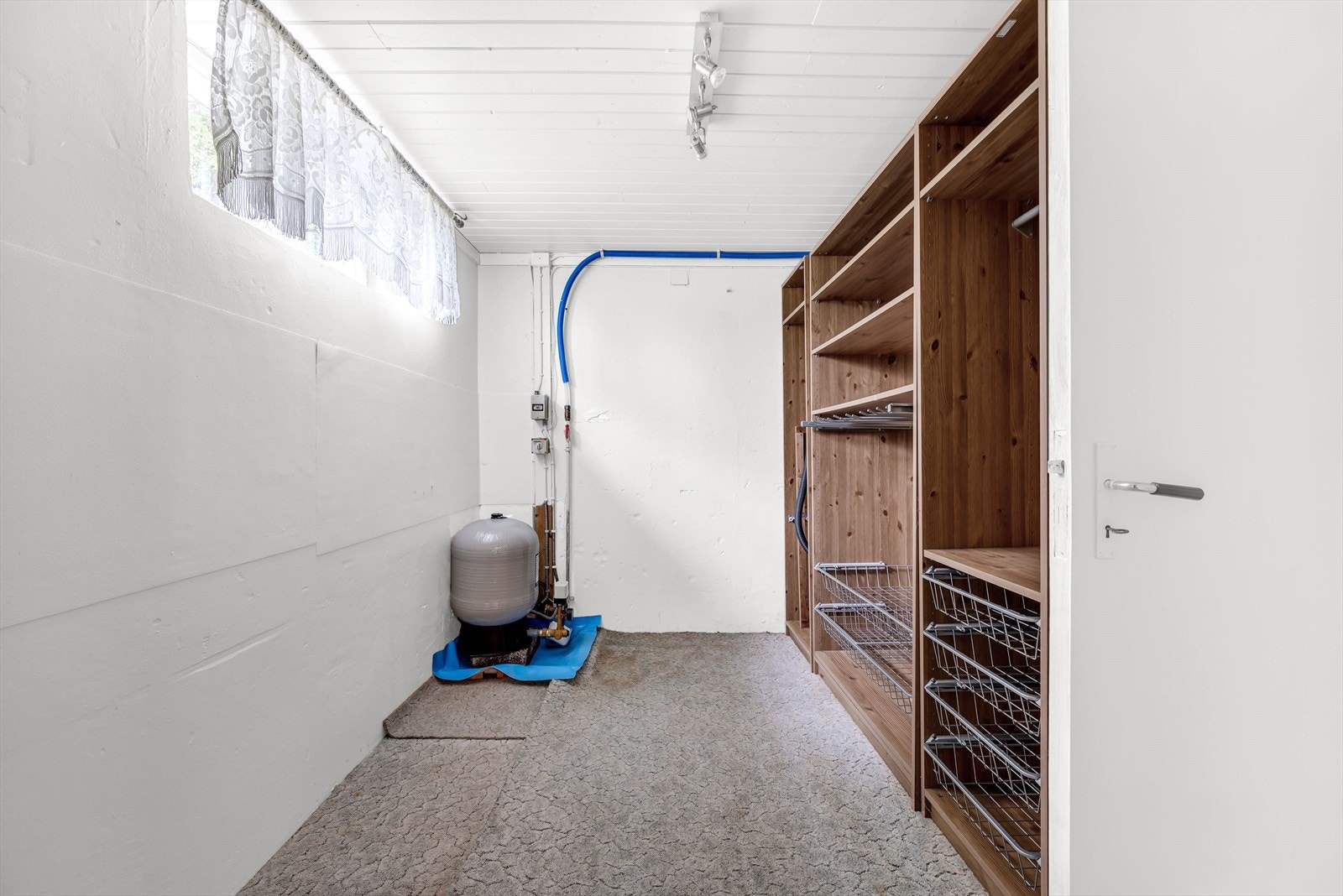 Garderoberom/bod med direkte adgang fra både soverom 4 og badet. Galleribilde