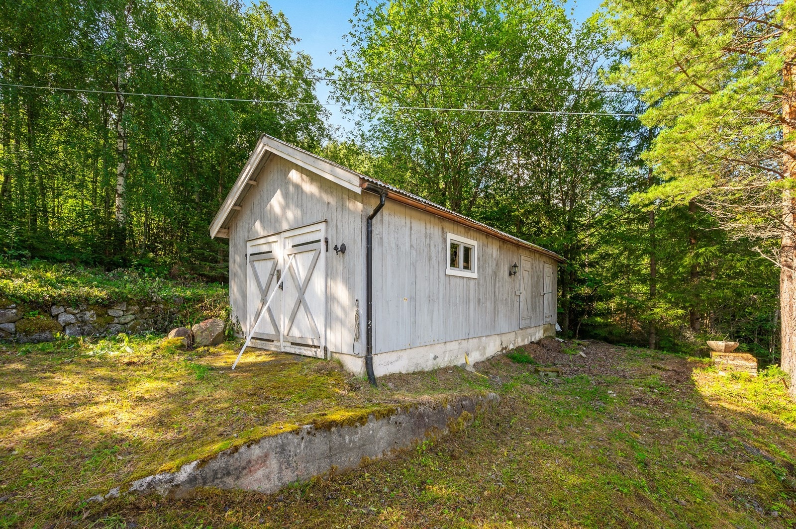I tillegg til bolighuset er det en frittstående garasje på eiendommen. Galleribilde