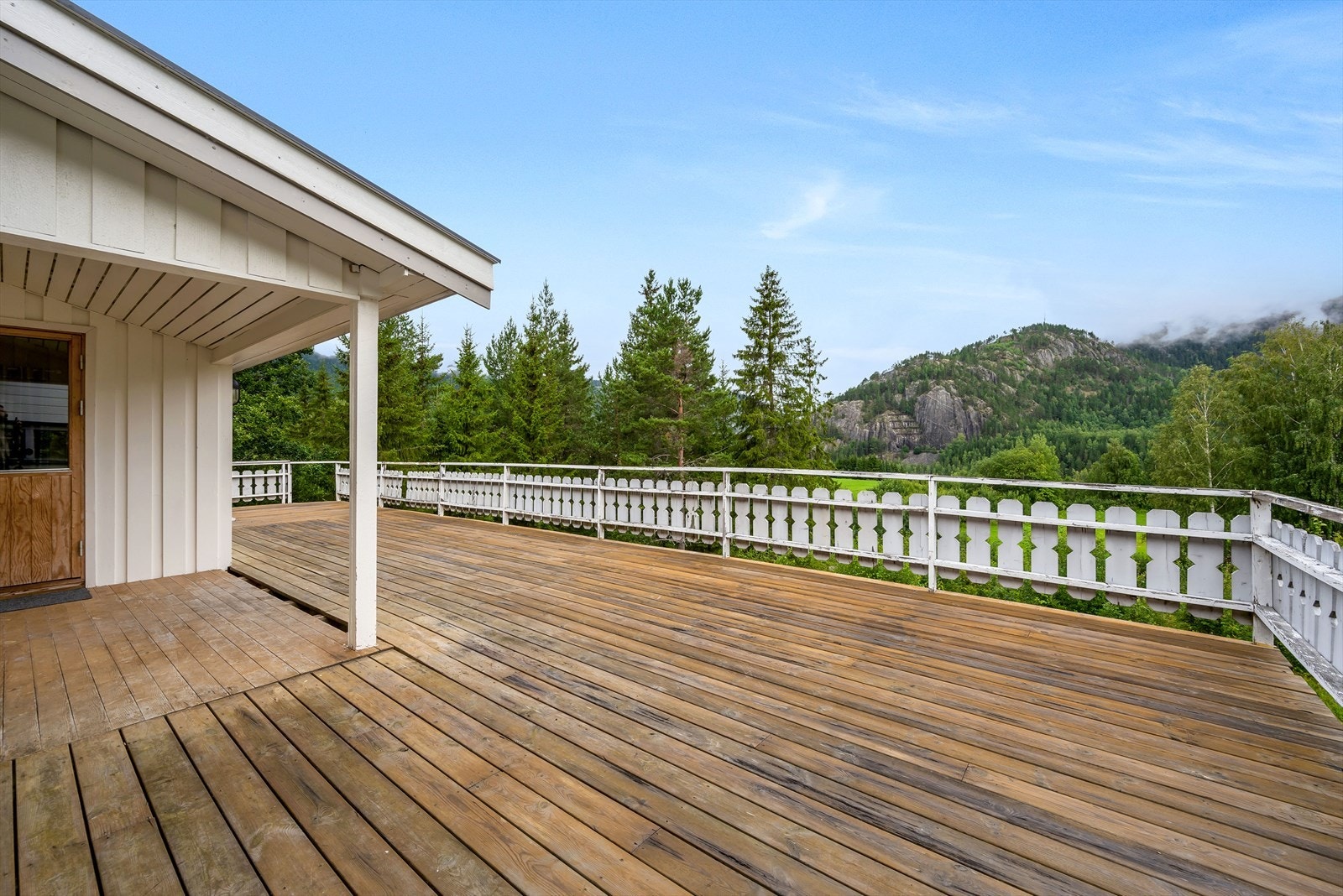 Terrassen er på hele 73 m2 og har et fint utsyn. Galleribilde