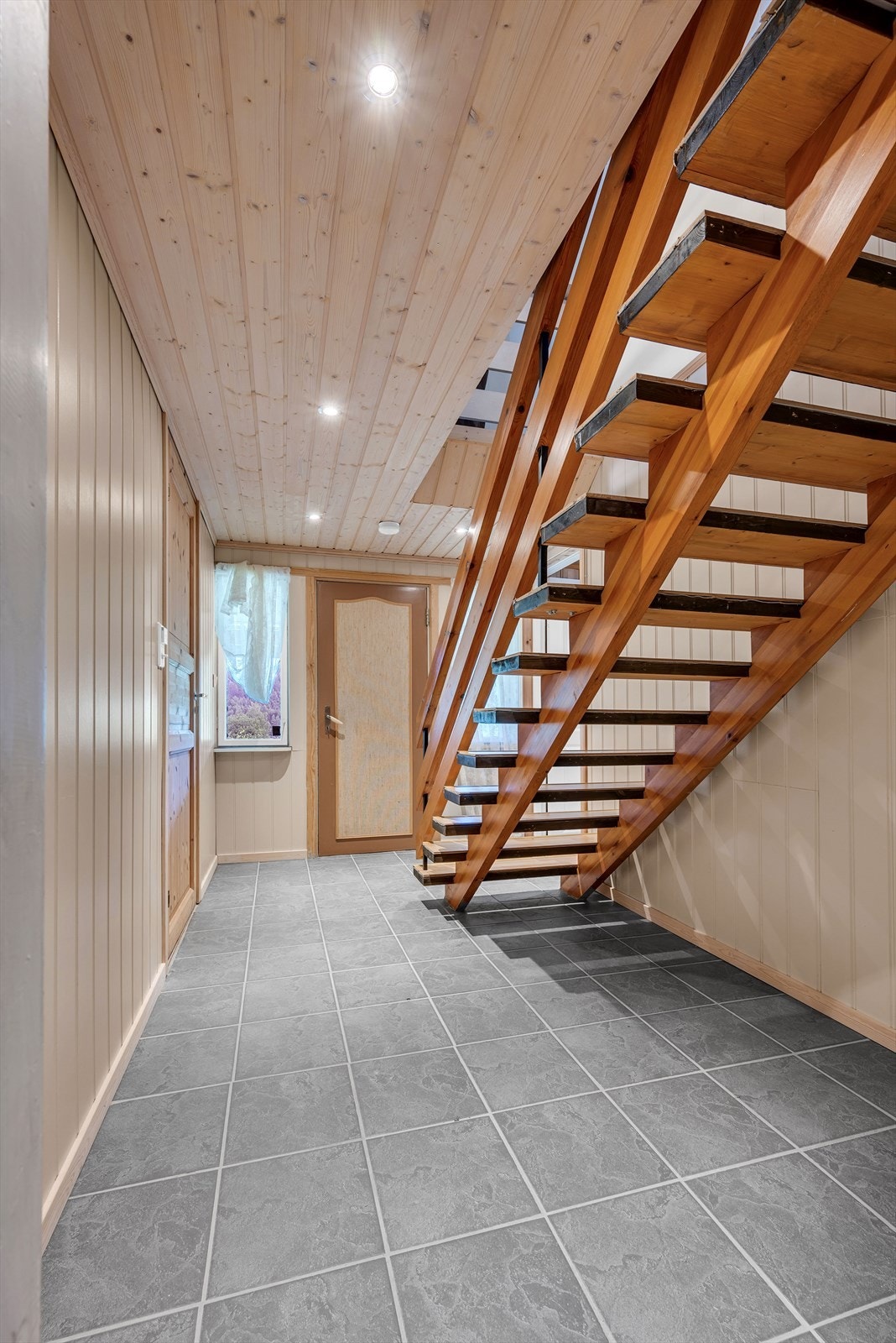 Underetasjen har egen inngang i tillegg til innvendig trapp. Galleribilde