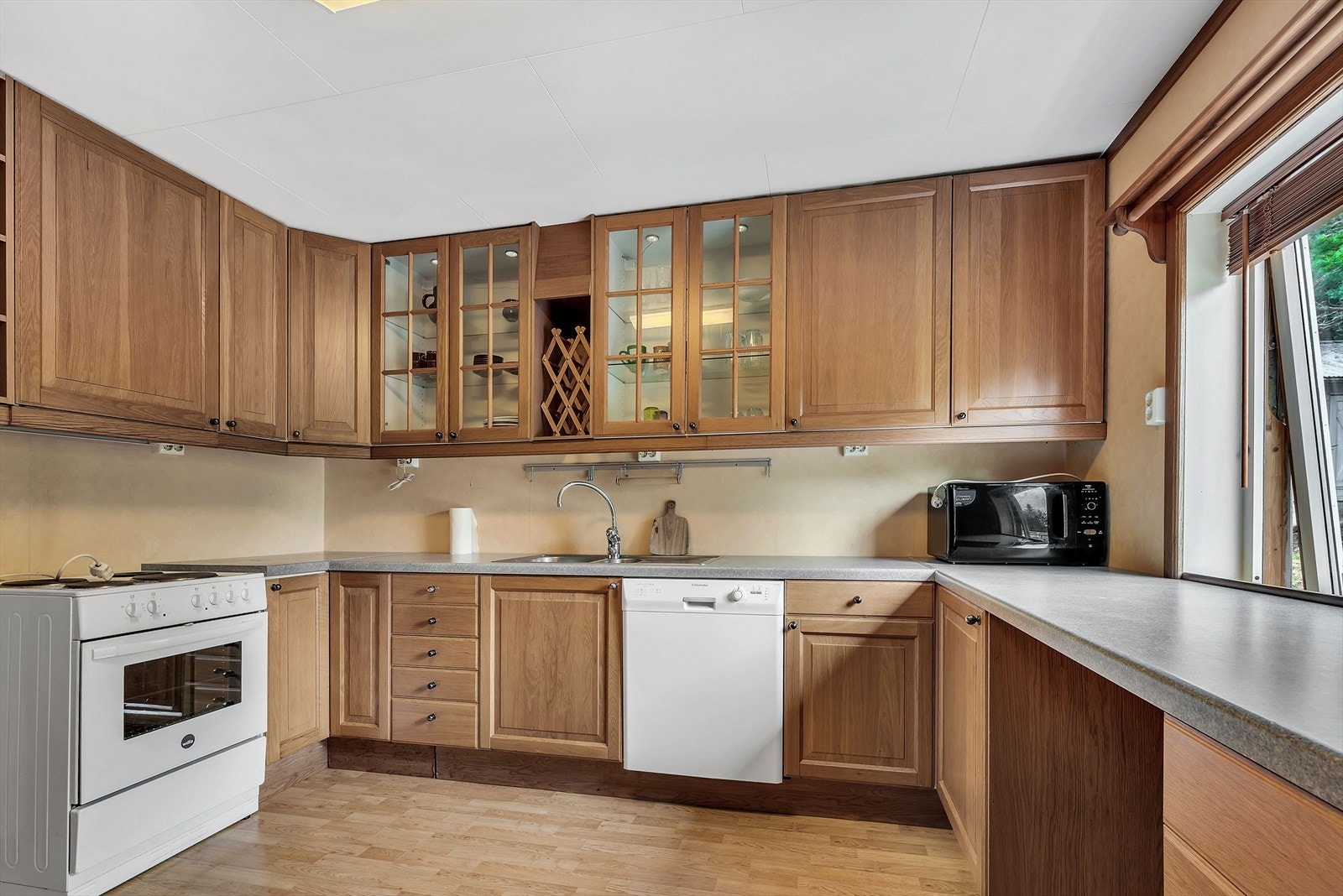 Kjøkkeninnredningen er i heltre med god skap- og benkeplass. Galleribilde