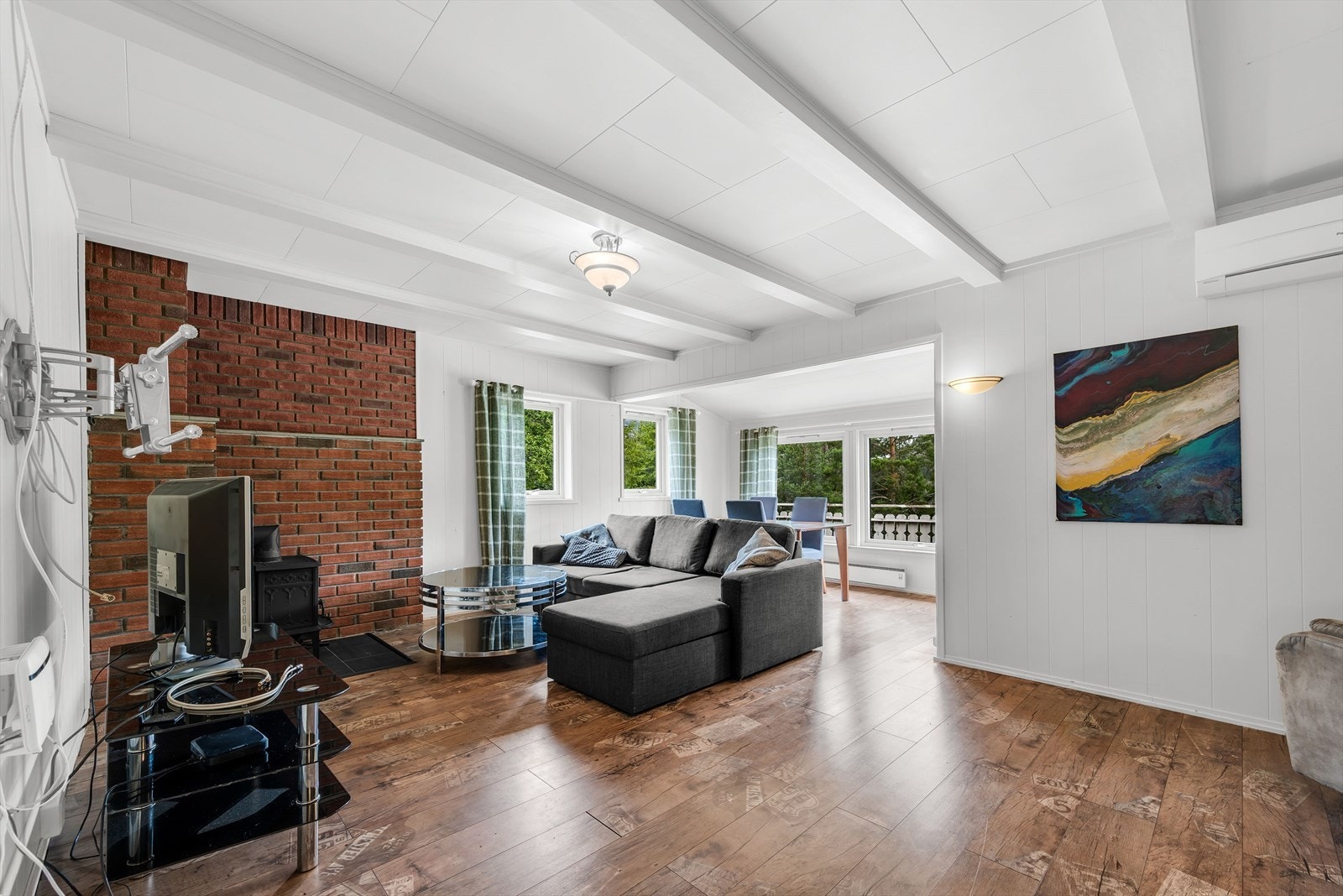 Lys og trivelig stue med fint lysinnslipp. Galleribilde