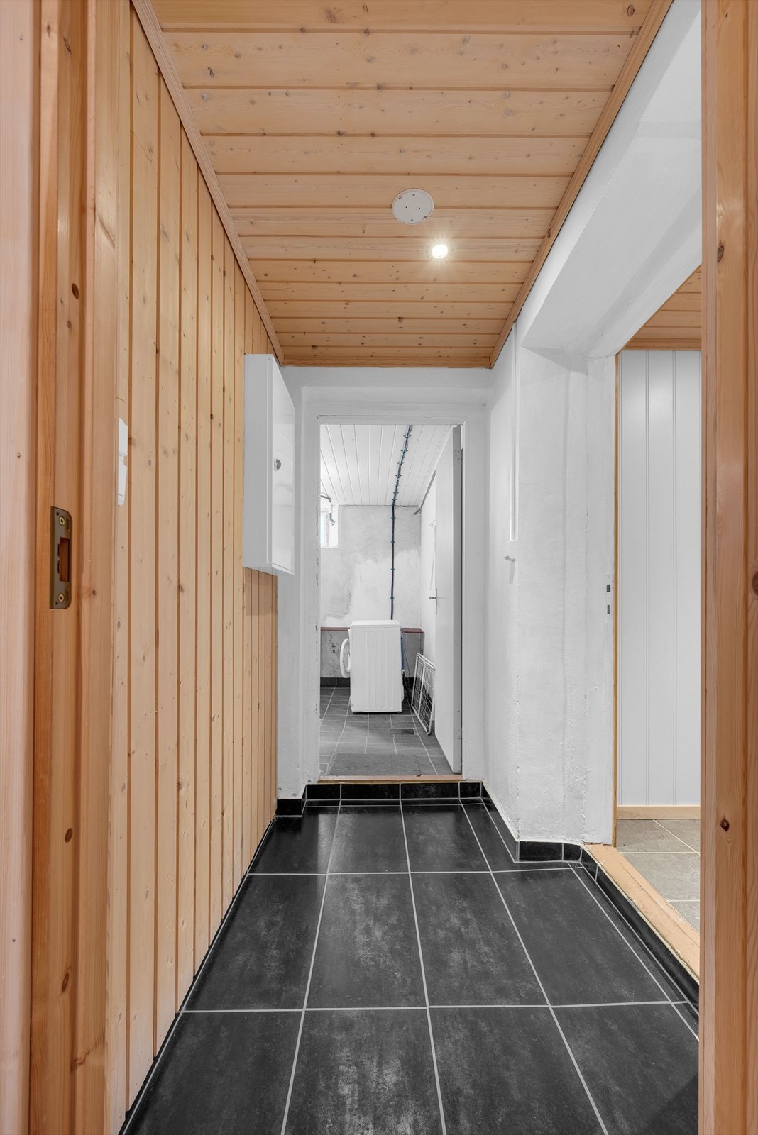 Store deler av underetasjen har flislagt gulv. Galleribilde