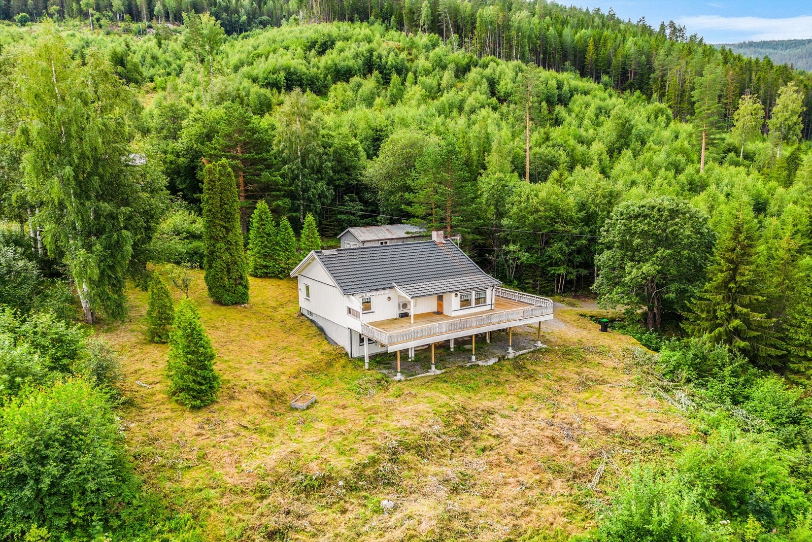 Velkommen til denne eneboligen beliggende i usjenerte og landlige omgivelser på Stavn, 10 km nord for Flå sentrum. Galleribilde
