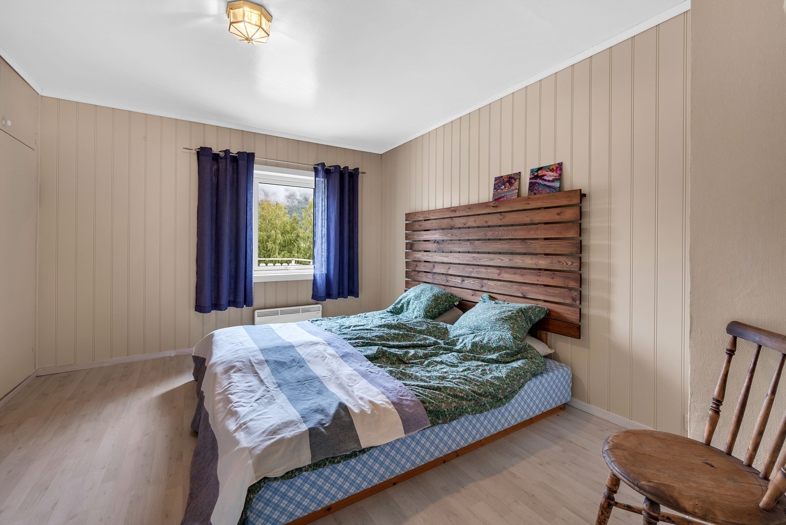 Hovedsoverommet har stor plassbygd garderobe. Galleribilde