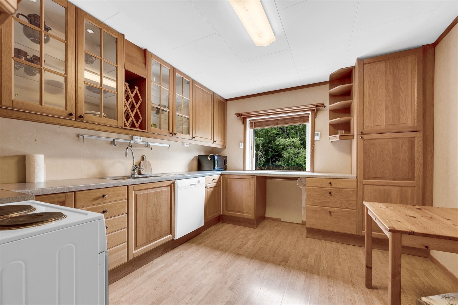 Kjøkkenet er plassert på eget rom i tilknytning til stua. Galleribilde